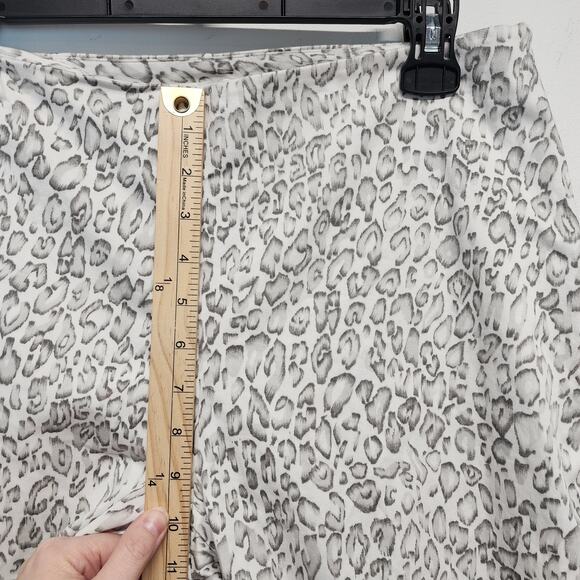 Chicos 1 Cropped Leopard Pants Size M 8 Lightweight Gray Side Zip Cotton Blend - Picture 8 of 11
